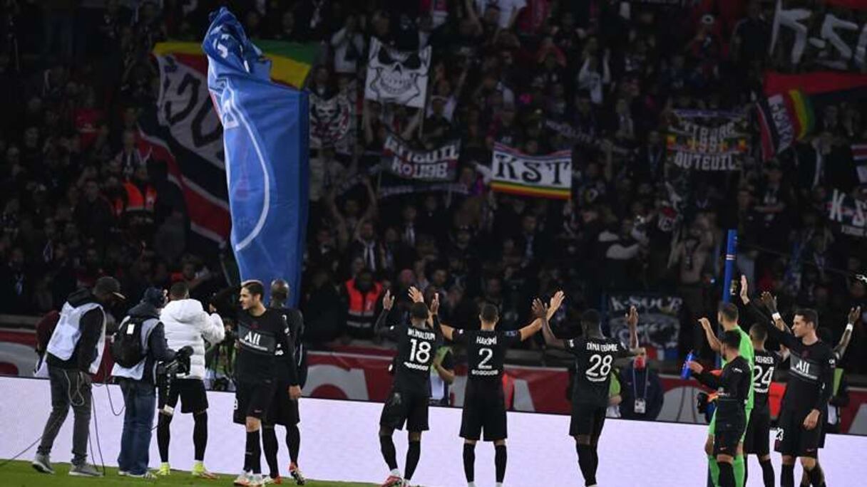 Les joueurs du PSG saluent leurs supporters après la victoire face à Angers 2-1, vendredi 15 octobre 2021.