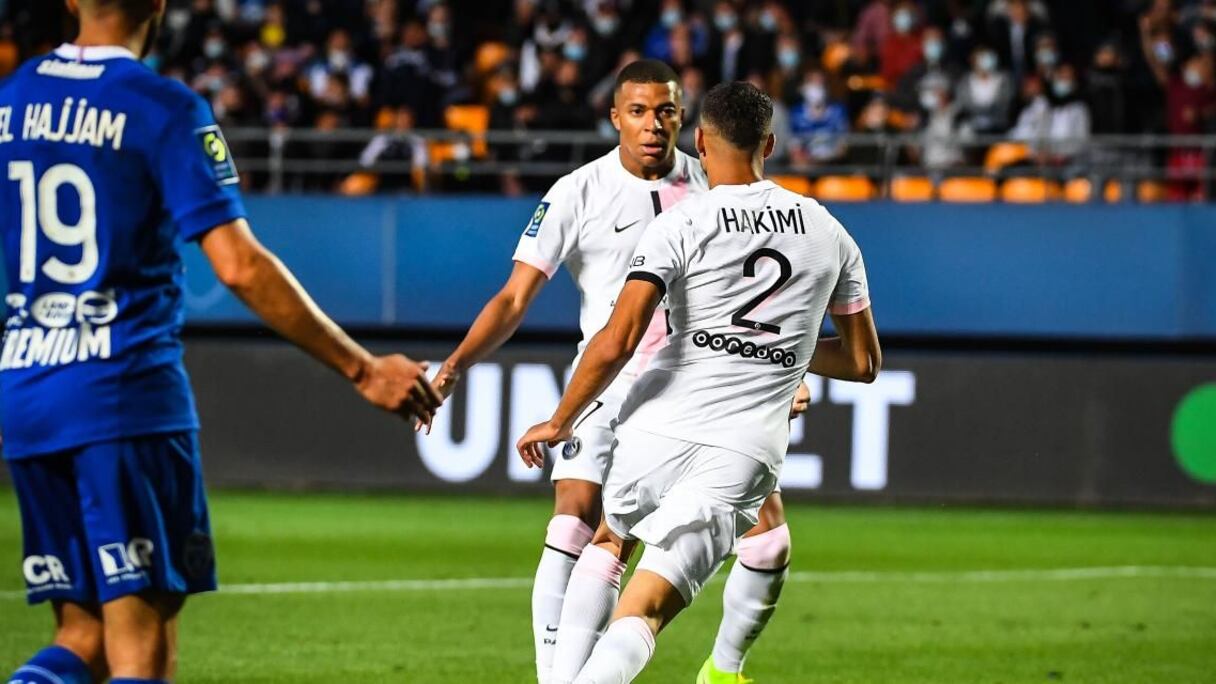 Achraf Hakimi et Kylian Mbappé après le but du Lion de l'Atlas contre Troyes.