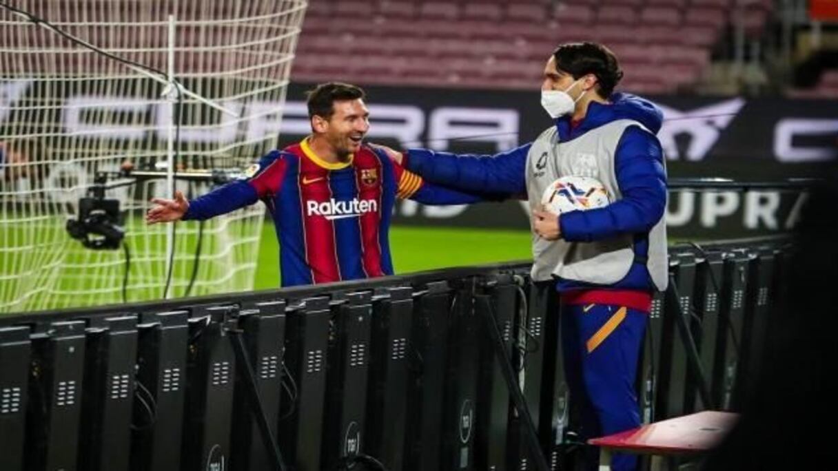 Lionel Messi célèbre son but avec un ramasseur de balles.