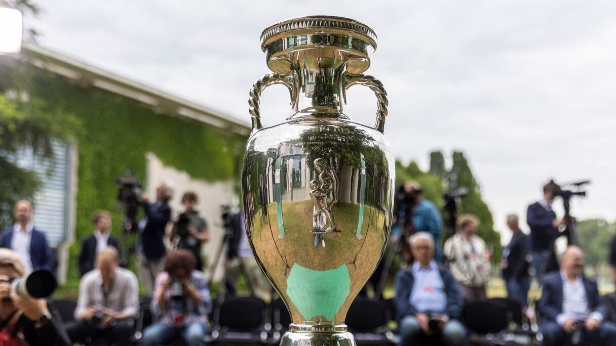 Le trophée du Championnat d'Europe des nations.