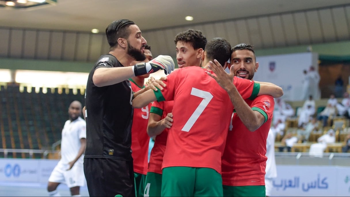 Les Lions de l'Atlas de futsal se congratulent après la victoire face à la Libye en demi-finale de la Coupe arabe, le 14 juin 2023.