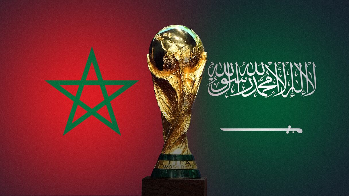 Les drapeaux du Maroc et de l'Arabie saoudite et le trophée de la Coupe du monde de la FIFA.