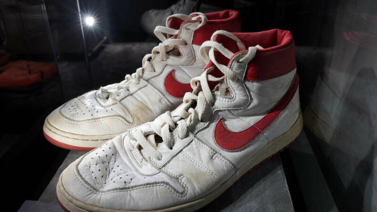 Présentation des Air Ships de Michael Jordan avant la vente aux enchères.