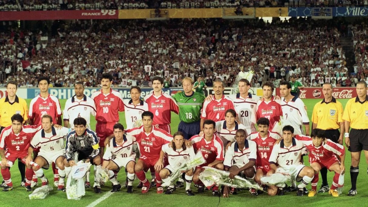 Les sélections iraniennes et américaines posent ensemble lors du Mondial 1998.