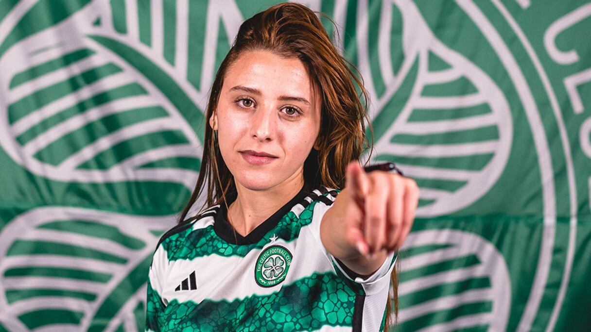 Nour Imane Addi arborant le maillot du Celtic FC féminin