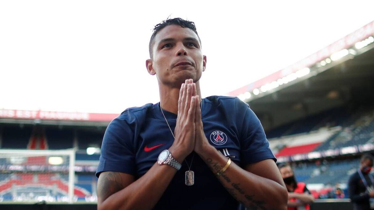 Le défenseur brésilien Thiago Silva faisant ses adieux aux supporters du PSG, mardi 21 juillet au Parc des Princes.