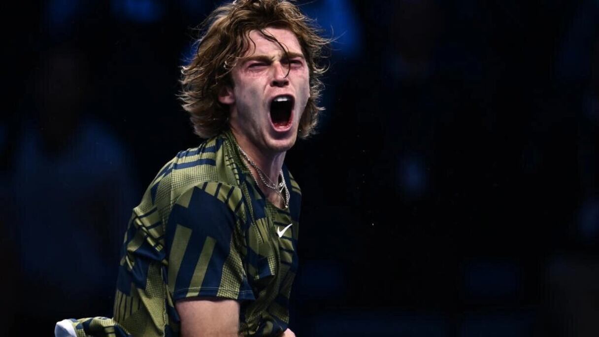 Le Russe Andrey Rublev hurle sa joie après avoir battu son compatriote Daniil Medvedev au 1er tour du Masters le 14 novembre 2022 à Turin.
