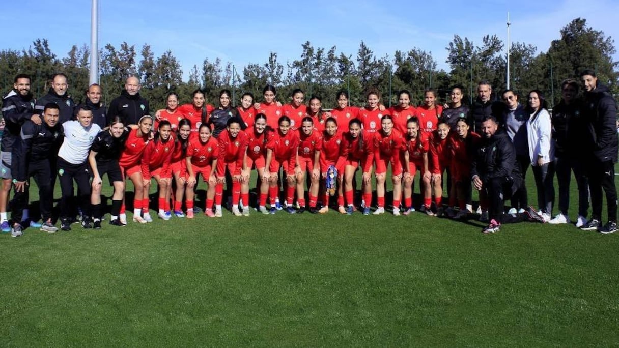 Les Lioncelles de l’Atlas U20 avec leurs staffs au Complexe Mohammed VI de football.