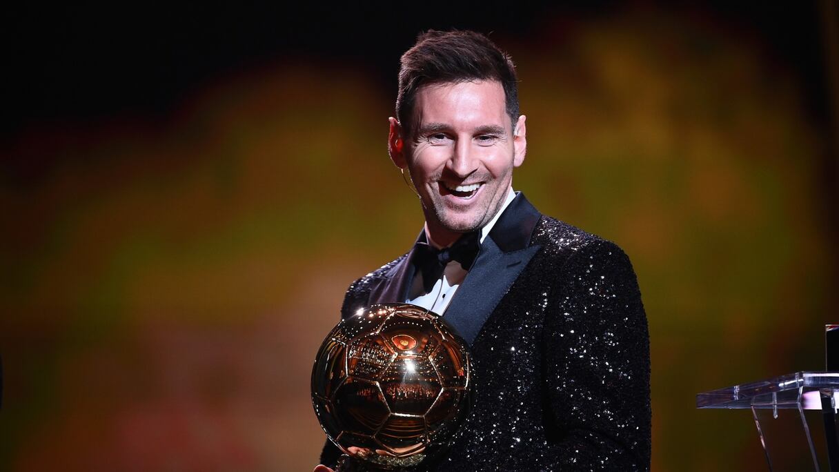 Lionel Messi recevant le Ballon d'Or 2021.