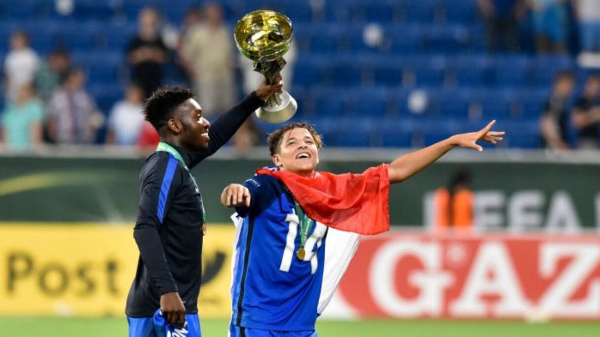 Amine Harit portant le drapeau marocain lors de la victoire des Bleus (U19), vianqueurs de l'Euro 2016.