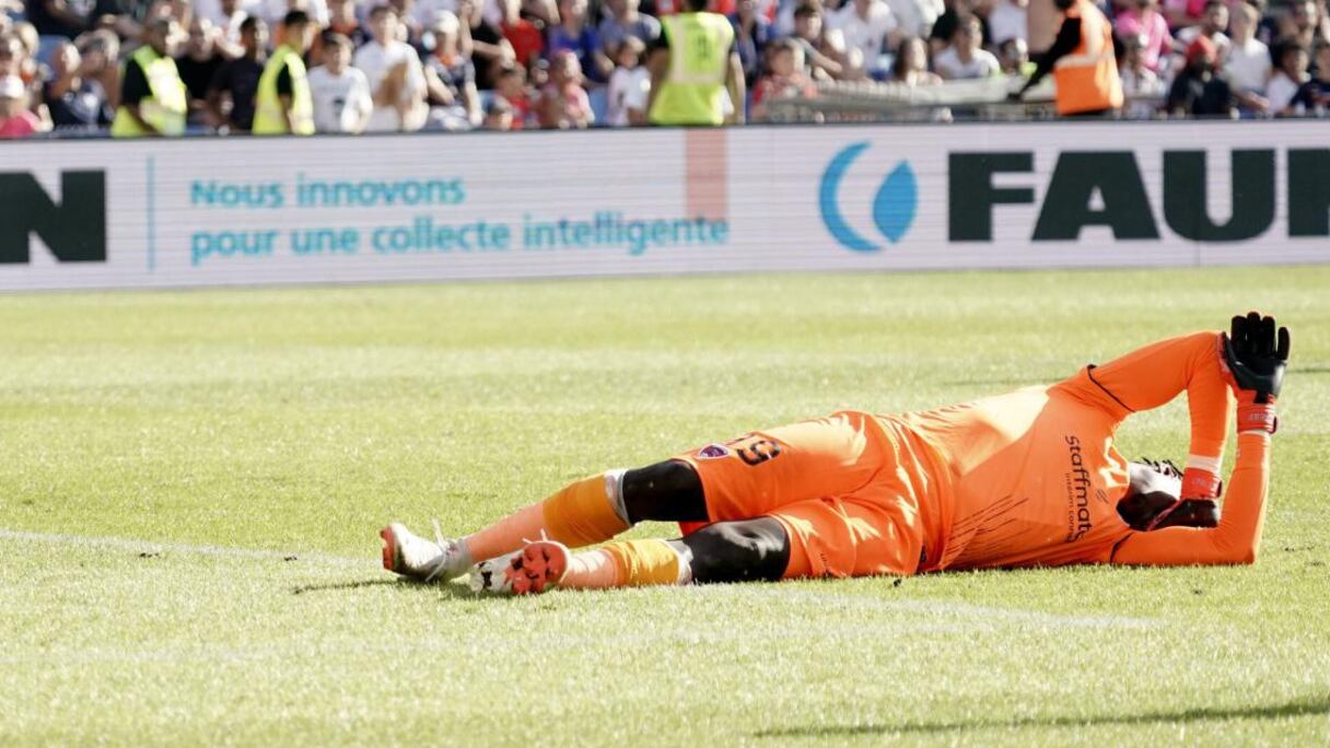 Mory Diaw, le gardien de Clermont, touché par un pétard à Montpellier, le 8 octobre 2023.