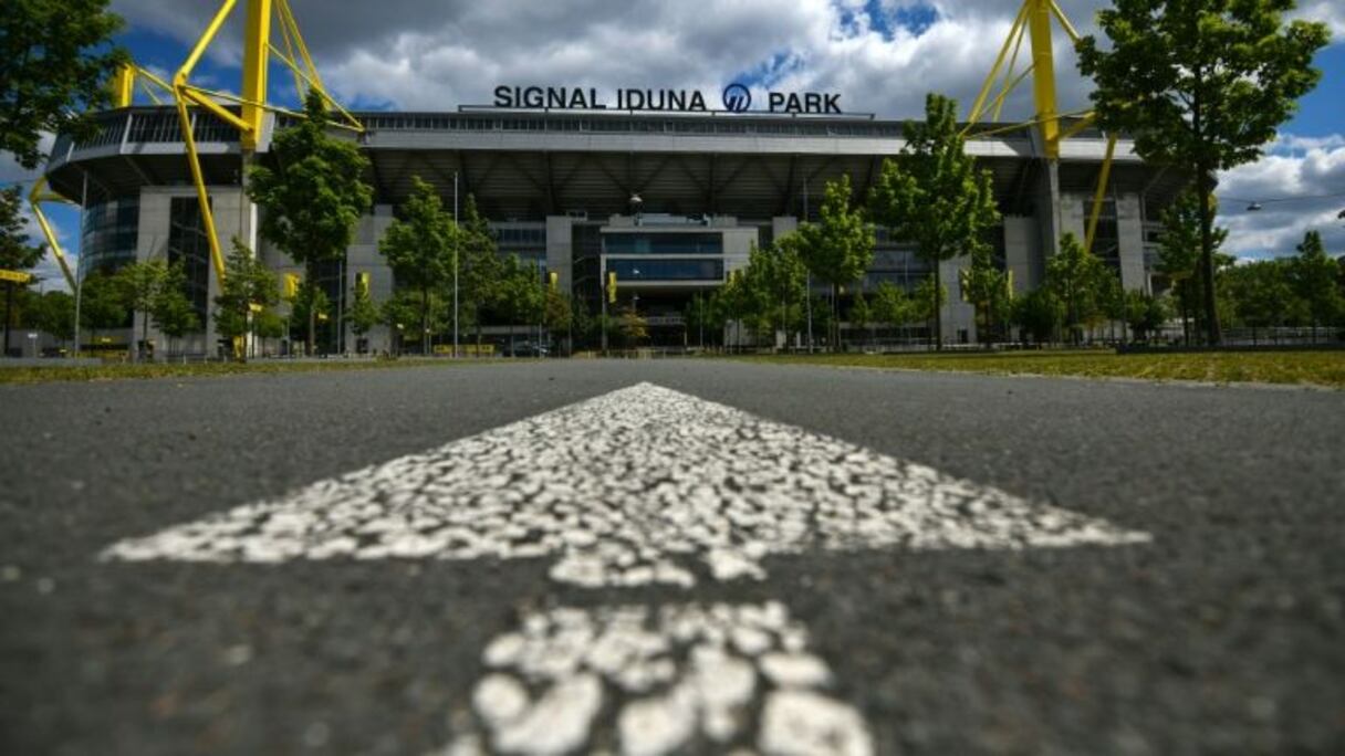 Des cadenas sur une clôture avec le logo du BVB Dortmund, le 14 mai 2020 devant le Signal Iduna Park de Dortmund en Allemagne.