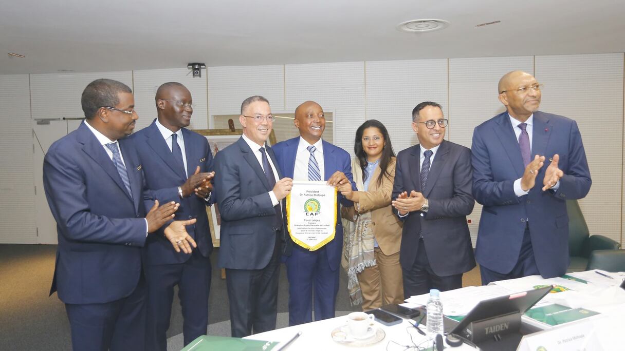 Fouzi Lekjaa, président de la FRMF, en compagnie de Patrice Motsepe, président de la CAF, et de certains membres du Comité exécutif de l'instance au nouveau siège de la FRMF, le vendredi 7 juillet 2023.