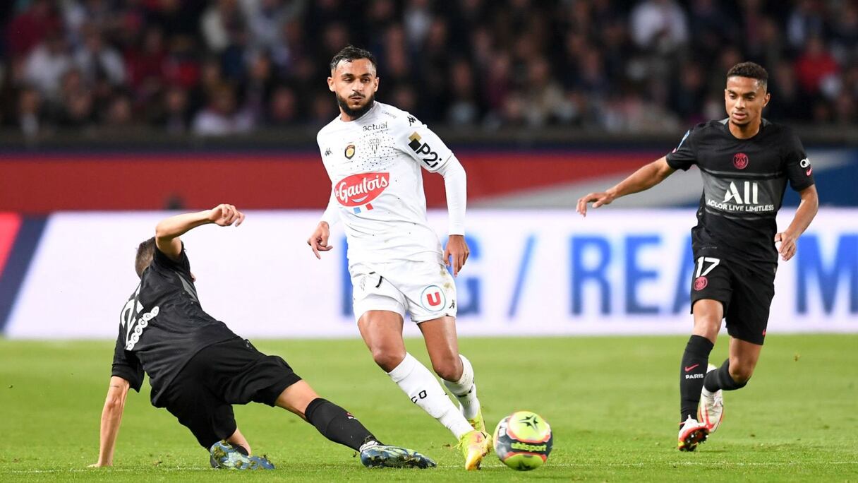 Sofiane Boufal face au Paris Saint-Germain.