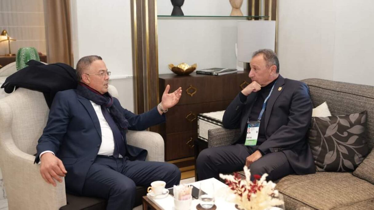 Fouzi Lekjaa, président de la Fédération royale marocaine de football, en compagnie de Mahmoud Al-Khatib, président d’Al Ahly.