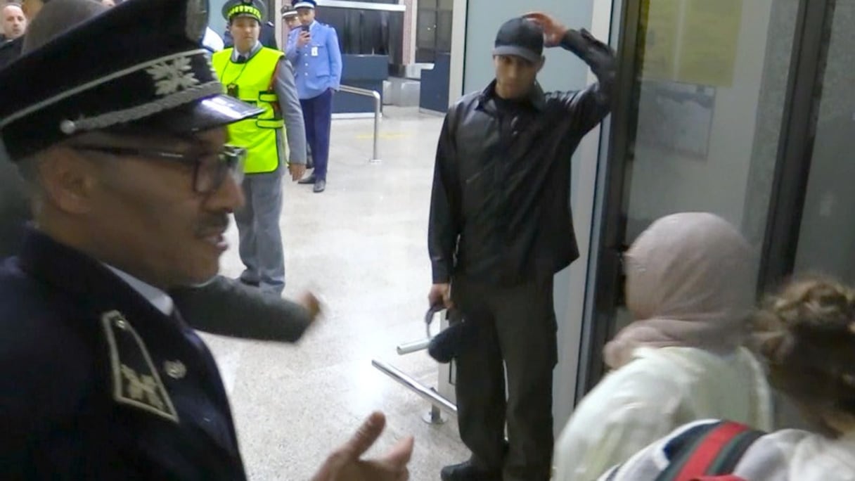 Achraf Hakimi quittant l'aéroport international de Tanger-Ibn Batouta, le 10 janvier 2023.