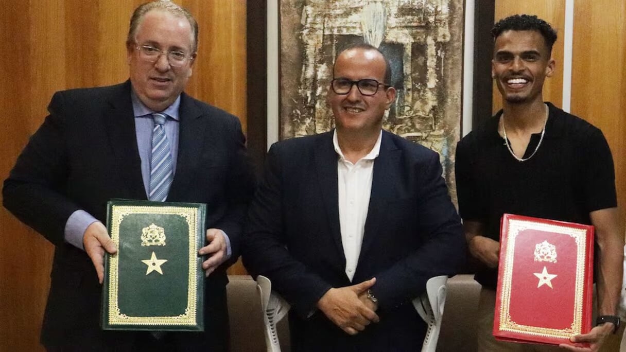 De gauche à droite: Al-Amine Nejjar, président du directoire d'Al Barid Bank, Hamid El Aouni, président de la Fédération royale marocaine des sports pour personnes en situation de handicap (FRMSPSH) et l'athlète paralympique Ayoub Sadni.
