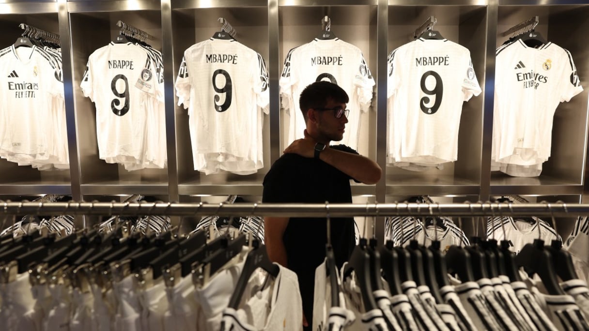 Les maillots de Kylian Mbappé dans la boutique officielle du Real Madrid
