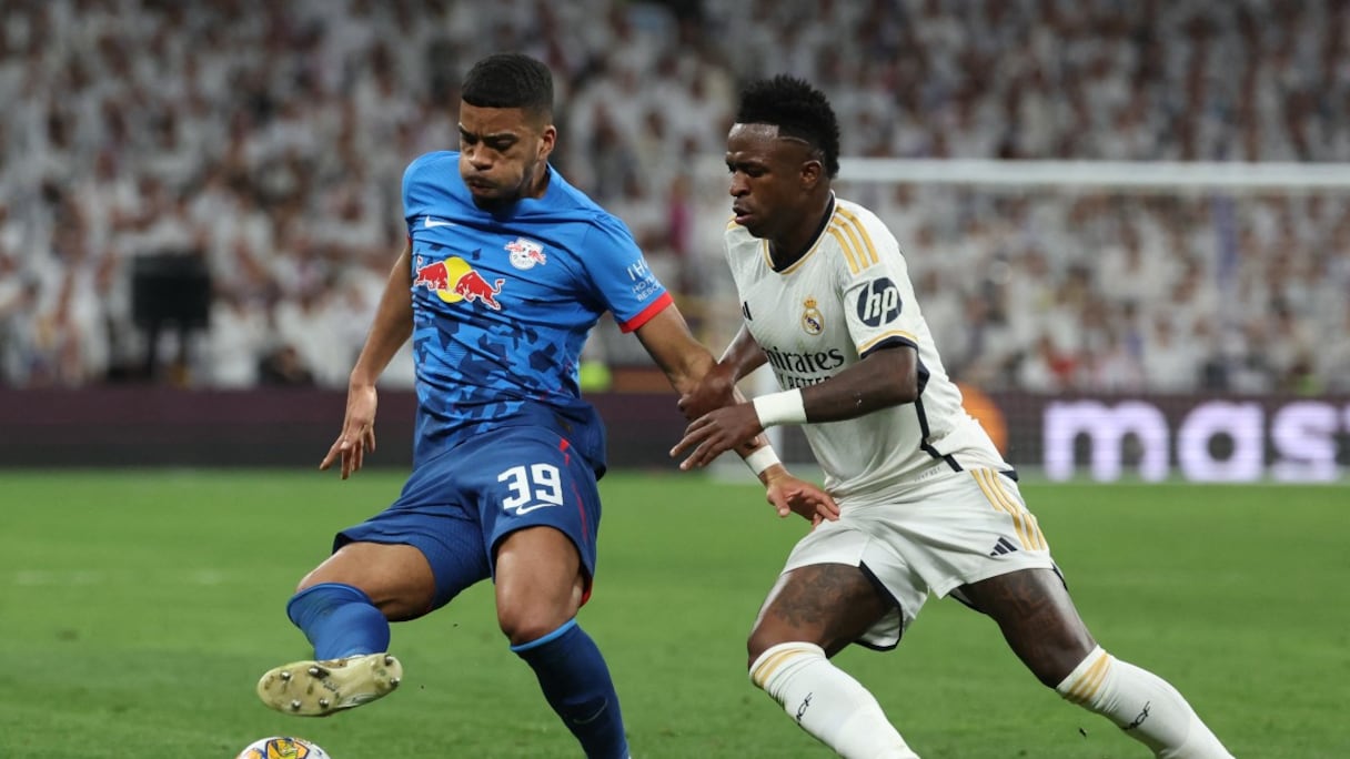 Vinicius Junior à la lutte avec Benjamin Henrichs (RB Leipzig).