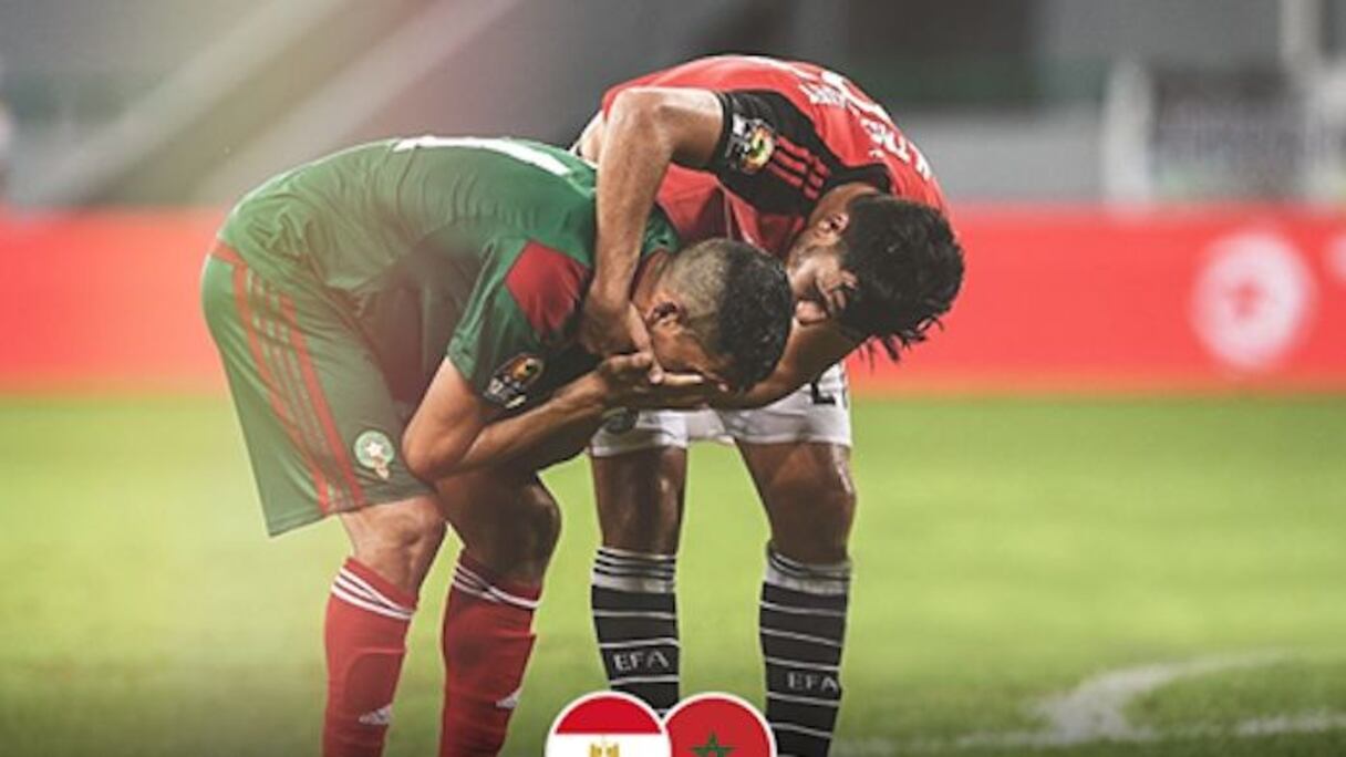 L'international marocain Fayçal Fajr consolé par le joueur égyptien Trezeguet.