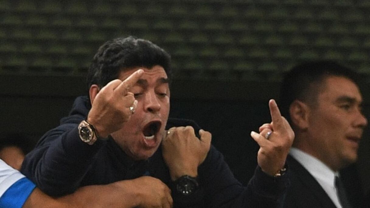Diego Maradona n'a pas manqué de se faire remarquer. Ici dans les tribunes de Saint-Pétersbourg.