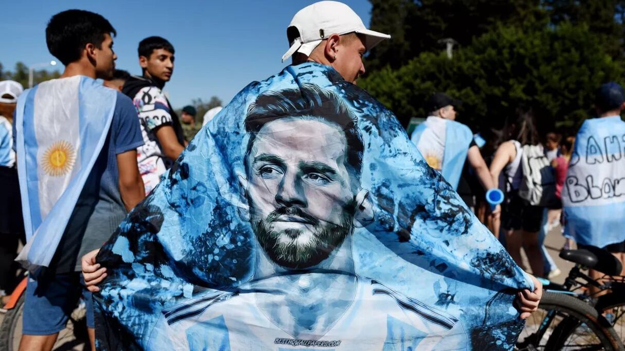 Des supporters argentins fêtent la victoire de l'Argentine lors de la Coupe du monde 2022 à Buenos Aires.