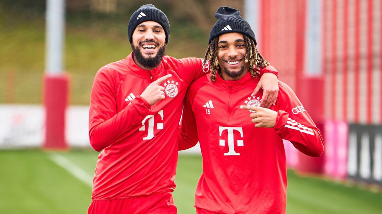 Noussair Mazraoui et son coéquipier Sacha Boey à l'entraînement du club bavarois, Bayern Munich, de ce lundi 26 février 2024.