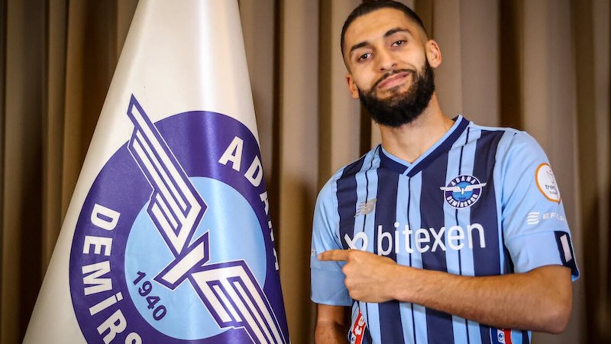 Nabil Alioui posant avec le maillot de son nouveau club Adana Demirspor.