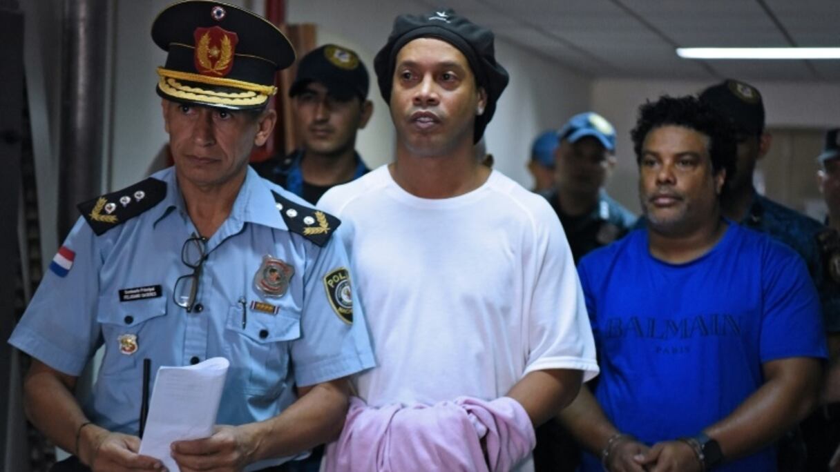 L'ancienne star du football, le Brésilien Ronaldinho (C), arrive au Palais de justice d'Asuncion le 7 mars 2020 à Asuncion
