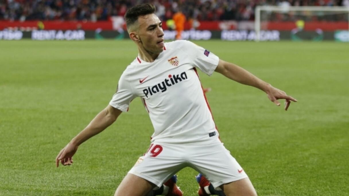 Youssef En-Nesyri et Yassine Bounou devant le trophée de l'Europa Ligue