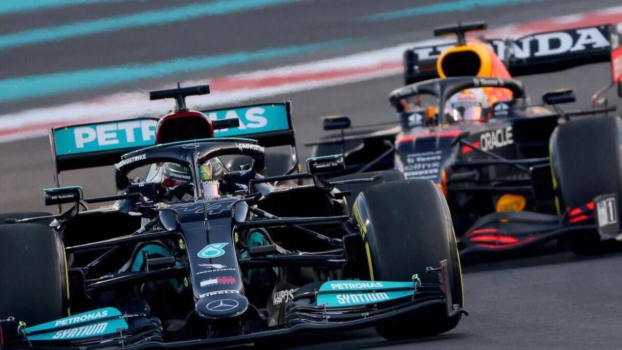 Le duel entre Lewis Hamilton sur Mercedes, et Max Verstappen, sur Red Bull, lors de la saison 2021 de Formule 1.
