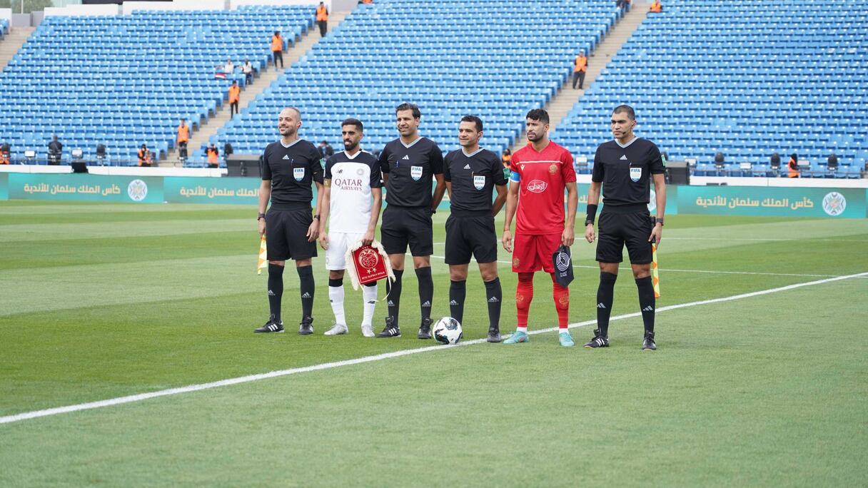 Yahya Jabrane et Hassan Al Haidos entourés du corps arbitral du match Wydad-Al Sadd, le jeudi 27 juillet.