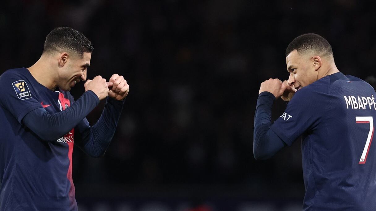 Achraf Hakimi et Kylian Mbappé célèbrent la victoire du PSG en Trophée des champions, le janvier 2024.