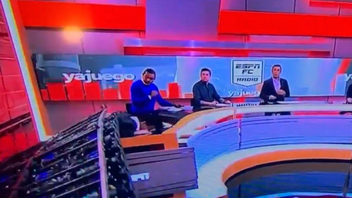 Une partie du mur d'un studio s'effondre en plein direct.