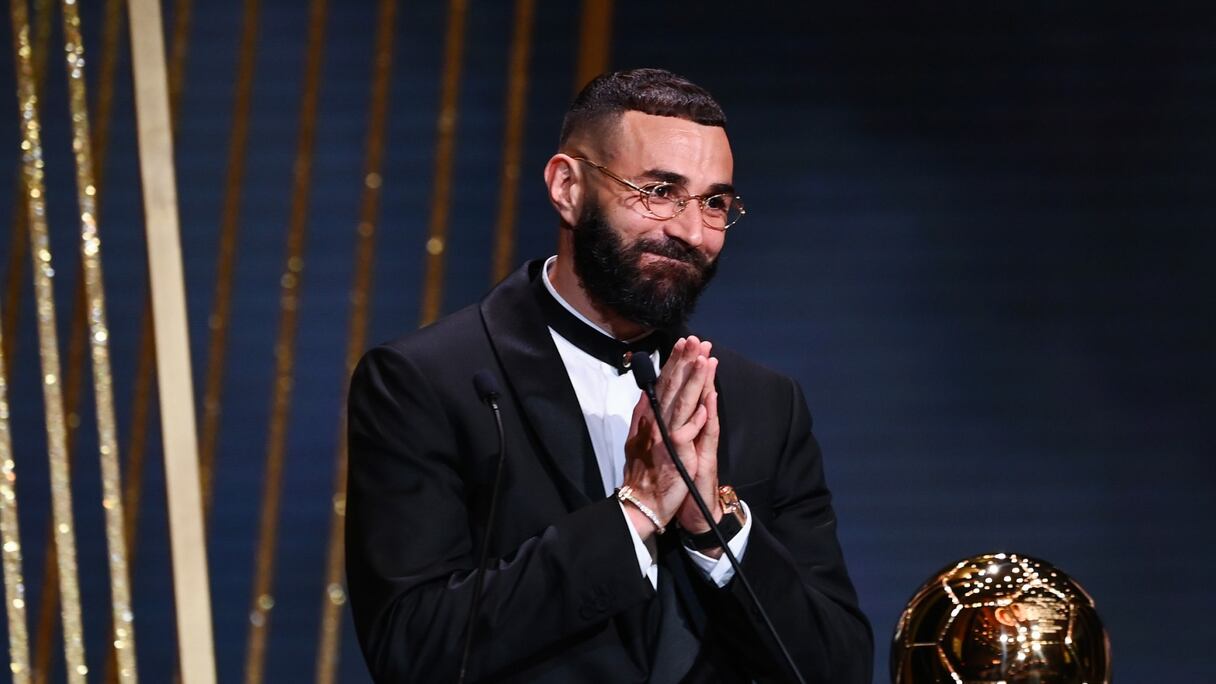 Karim Benzema reçoit le Ballon d'Or France Football 2022.
