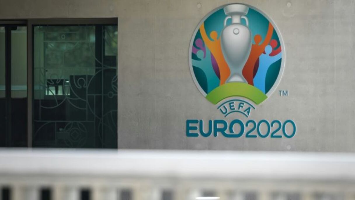 Une affiche de promotion de l'Euro-2020 est placardée sur une façade du siège de l'UEFA à Nyon.