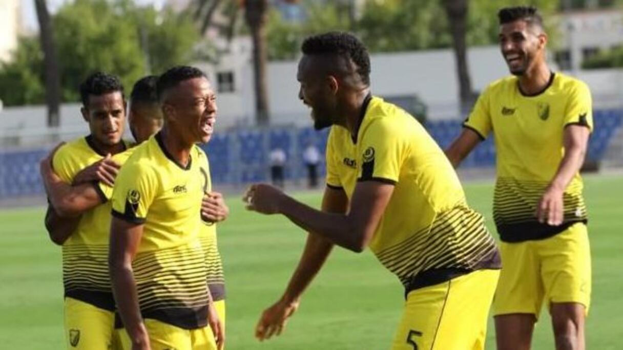 Des joueurs du Maghreb de Fès exultent après un but victorieux.