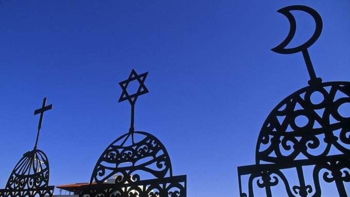 Le croissant de lune, l'étoile de David et la croix, les symboles des trois religions monothéistes.