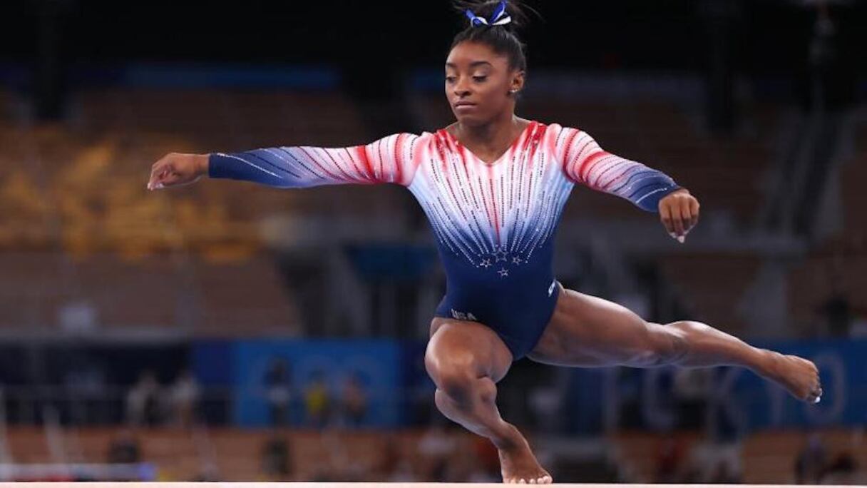 Simone Biles, légende américaine de gymnastique.