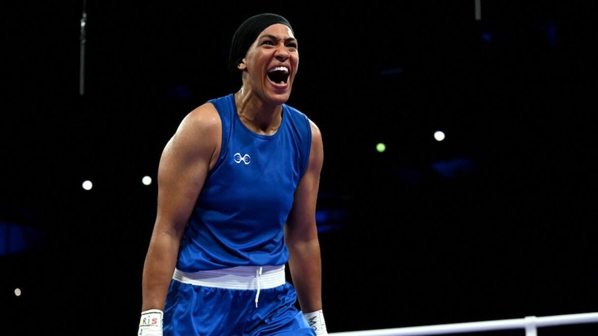 La boxeuse Khadija El Mardi après sa qualification pour les quarts de finale des JO 2024.