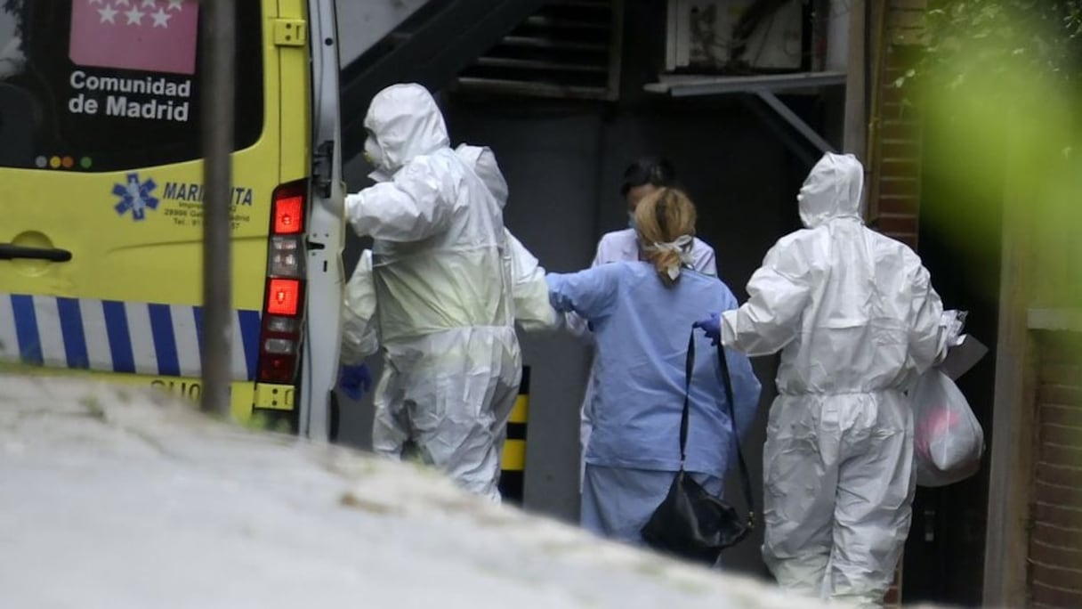 En Espagne, le personnel soignant prend en charge une patiente infectée par le coronavirus.