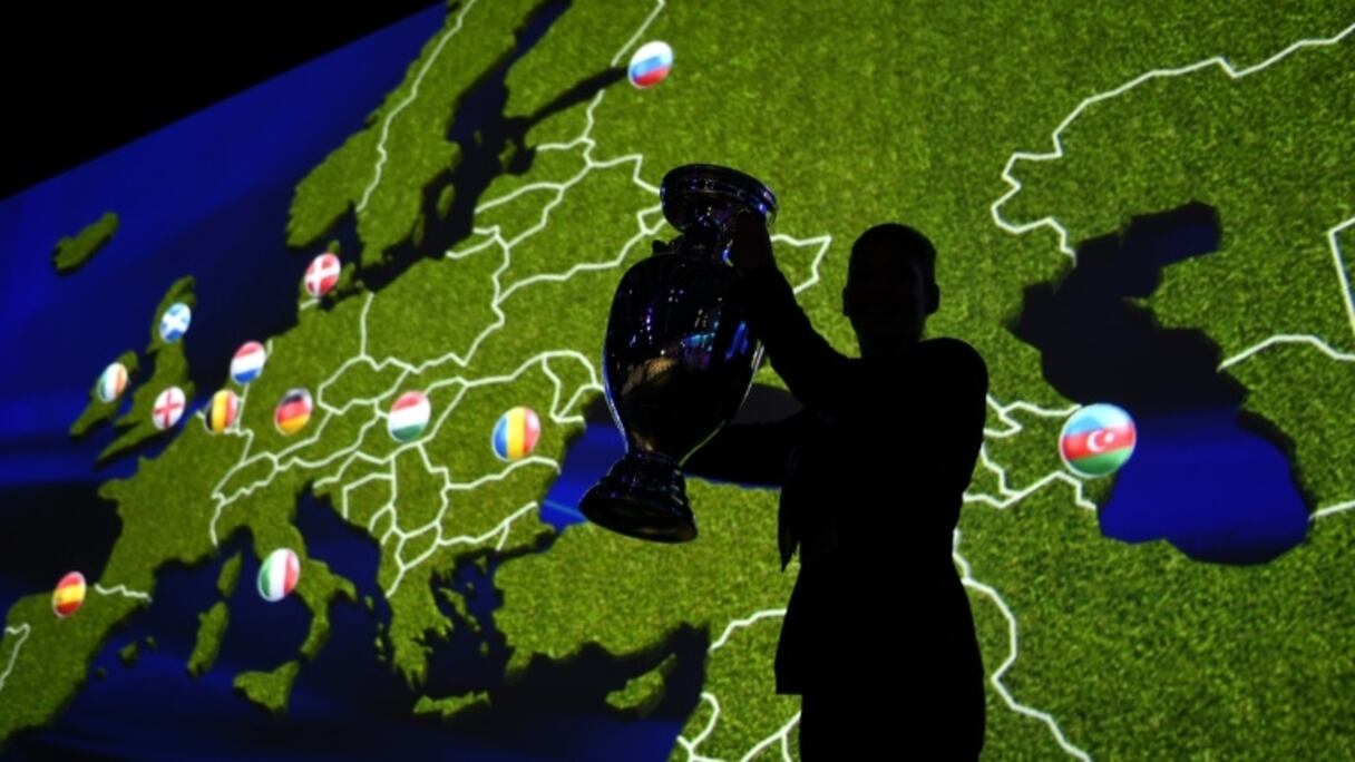 Le trophée de l'Euro devant la carte des pays hôtes de la compétition le 19 septembre 2014.