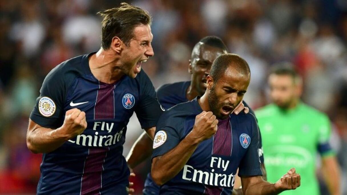 L'attaquant parisien Lucas Moura congratulé par Grzegorz Krychowiak après son but contre Saint-Etienne au Parc des Princes, le 9 septembre 2016.