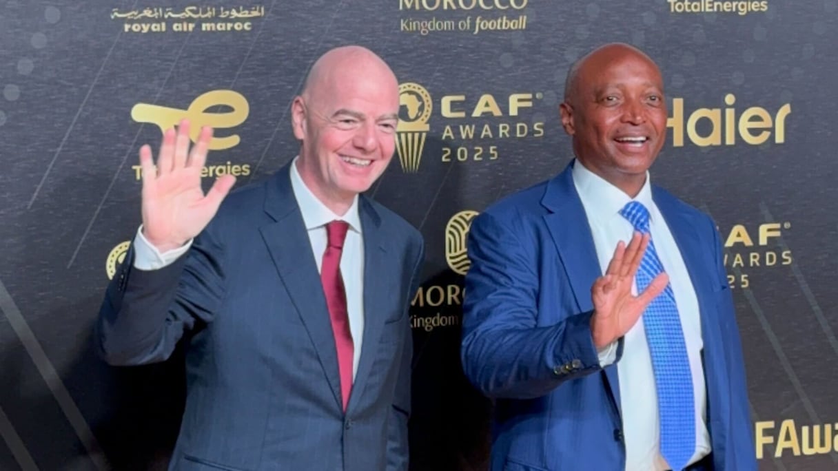 Le président de la FIFA, Gianni Infantino, et de la CAF, Patrice Motsepe, présents sur le tapis rouge pour la cérémonie des CAF Awards 2025.