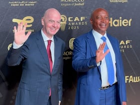 Le président de la FIFA, Gianni Infantino, et de la CAF, Patrice Motsepe, présents sur le tapis rouge pour la cérémonie des CAF Awards 2025.