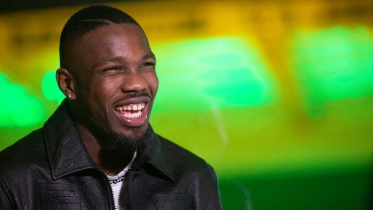 Après avoir marqué un but contre l'Union Berlin, Marcus Thuram pose un genou à terre en hommage à George Floyd, le 31 mai 2020 à Mönchengladbach.