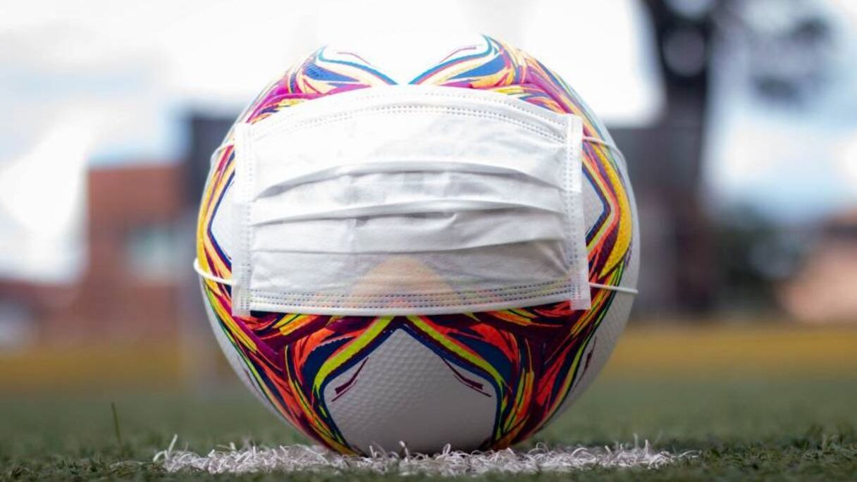 Un Ballon portant un masque.