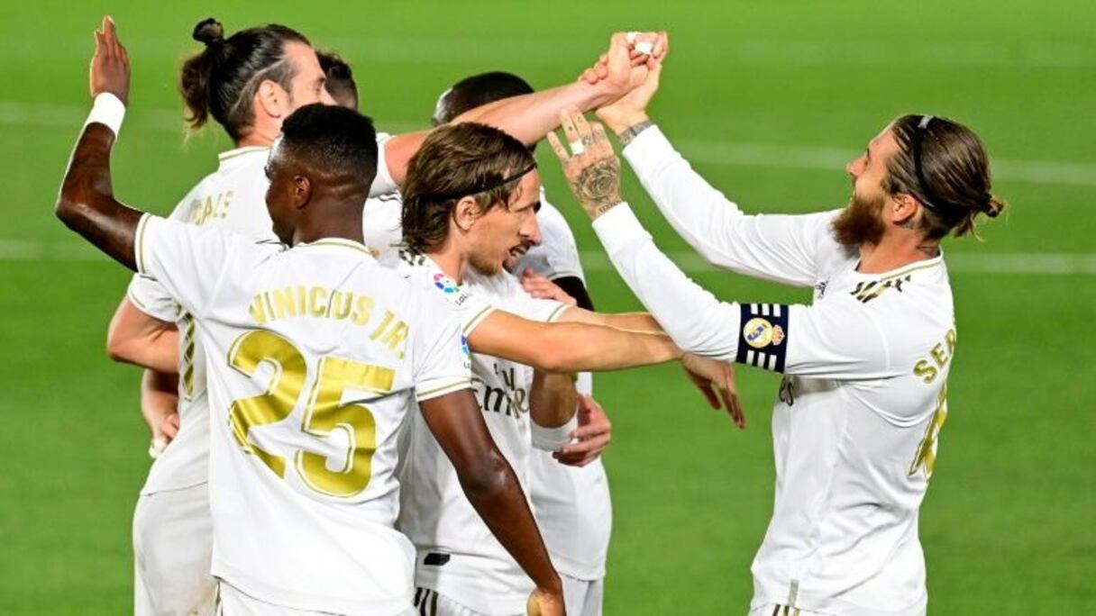Le défenseur du Real Madrid, Sergio Ramos (d), félicité par ses coéquipiers après son but face à Majorque lors du match de Liga à Valdebebas, le 24 juin 2020.