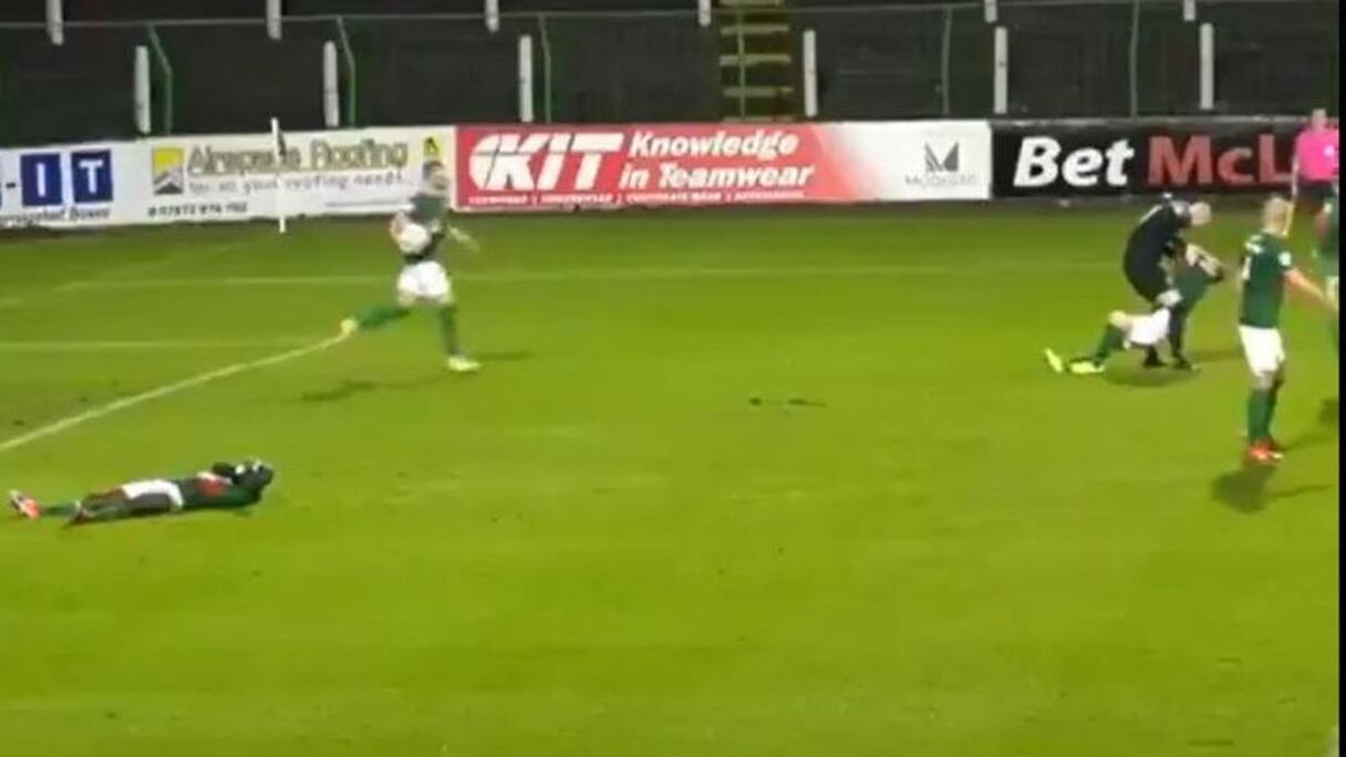 Le gardien de l'équipe nord-irlandaise de Glentoran frappe un de ses coéquipiers.