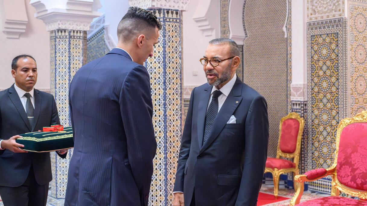 Le Roi Mohammed VI a reçu l'athlète Soufiane El Bakkali, médaillé d'or du 3.000 m steeple masculin lors des Jeux Olympiques d'été (Paris 2024), le mercredi 14 août 2024 au Palais Royal à Tétouan.
